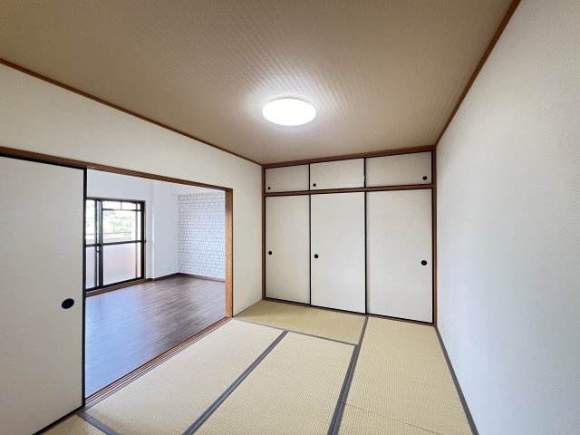 リビングに続く和室6帖