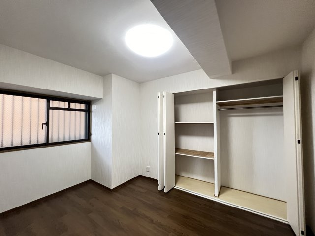 洋室5.6帖　収納付き