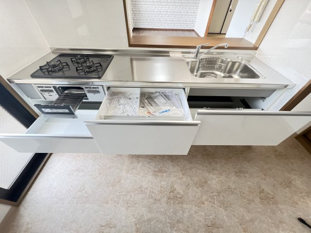 引き出し収納が使いやすいシステムキッチン