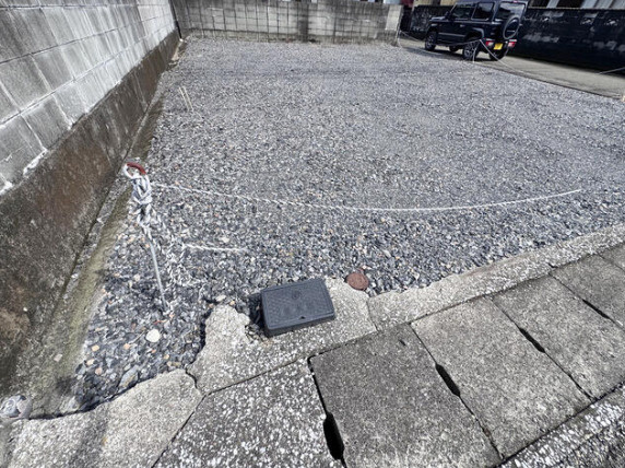 敷地と道路の接道部分。出入口の配置や道路との段差を現地でご確認いただけます。