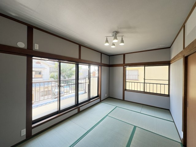 大きな窓から明るい光が差し込み、畳の落ち着いた雰囲気と開放感を楽しめる空間です。ベランダへ直接出入りできるため、洗濯物を干す際などの動線もスムーズ。洋室とは異なる和の趣を楽しめる一室です。