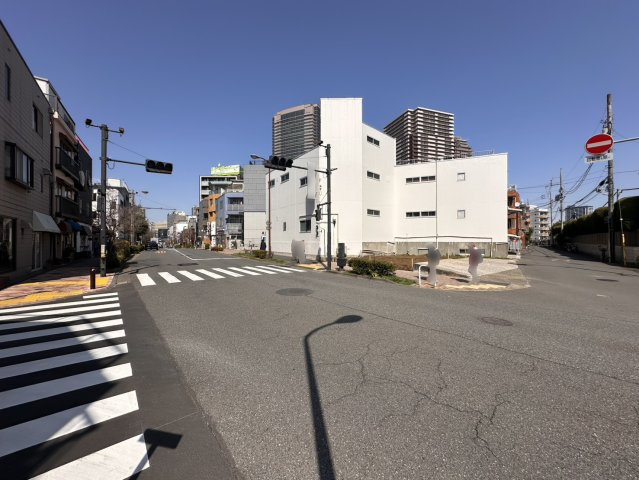 恵比寿エリアも生活圏に収める、羨望の三田アドレス。周辺には洗練された建物が建ち並び、都会的で知的な暮らしを演出します。休日のお出かけも徒歩圏内で完結する、彩り豊かな毎日をここから始めませんか。
