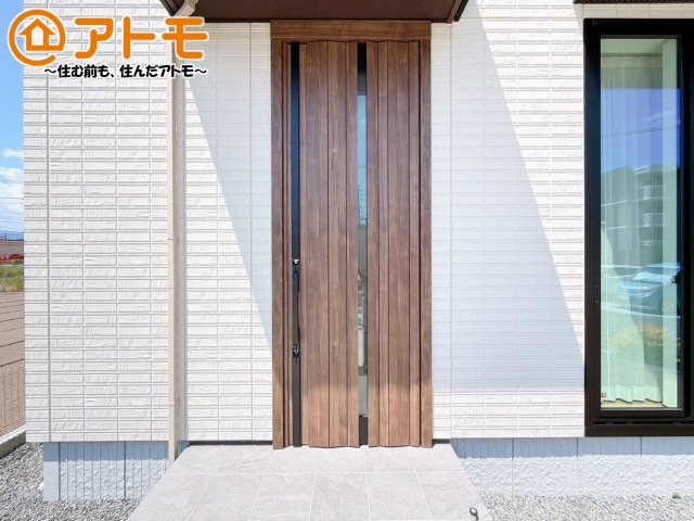 落ち着いた色合いの玄関はダブルロックで防犯性に優れた仕様になっています♪