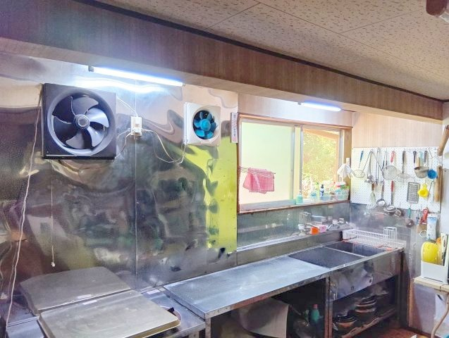 窓がある分圧迫感が軽減され、陽の光と爽やかな風が入ります。元研修所だけあって広いキッチンですね。