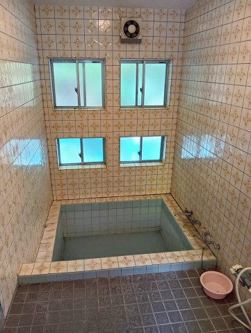 大きな浴槽でゆったりお風呂時間を。スタルジックなタイルや沢山の小窓と相まって癒しの空間に。