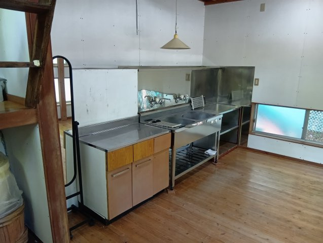 ロフトの下の部屋にはミニキッチンあり。地窓があることで視線が外に抜け、空間に奥行きと開放感が出ます。