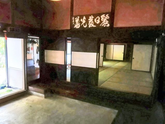 玄関から一歩足を踏み入れると趣のある雰囲気で、広い土間と奥に広がる和室が連なります。