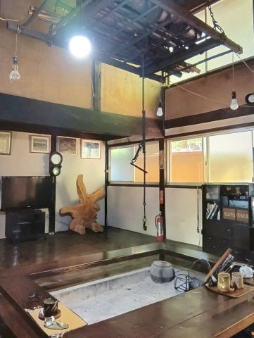 囲炉裏の上に吊るす自在鉤(じざいかぎ)があり、昔ながらの古民家風の温かい雰囲気が生まれます。