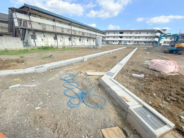 現地（2026年7月9日）撮影／前面道路もゆとりがあり、開放感のある街区です。