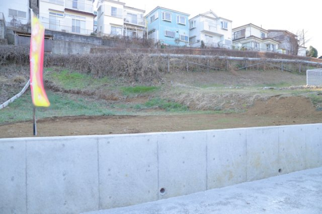 家を建てる場合、方位は要チェックです。現実的に日当たりのよい家ならばリビングは南側、建築基準法でも北側に当たる家への配慮は求められています。土地を見学に行く際は、方位磁針を持って行くようにしましょう。