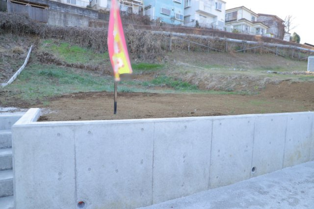 土地の前の道路に消火栓が設置されていることがあります。この場合、道路交通法第45条第1項により、駐車禁止の場所が指定されています。そのため、車庫などの駐車スペースをつくることができない場合があります。