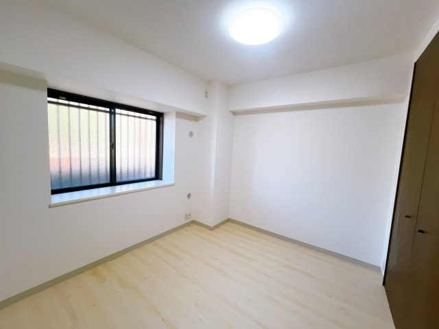 【洋室】　ゆとりを感じる3階建の低層マンションになります。　大切なペットと一緒に生活できます（飼育細則あり）　バルコニーからは自然が眺められ四季を感じられそうです。