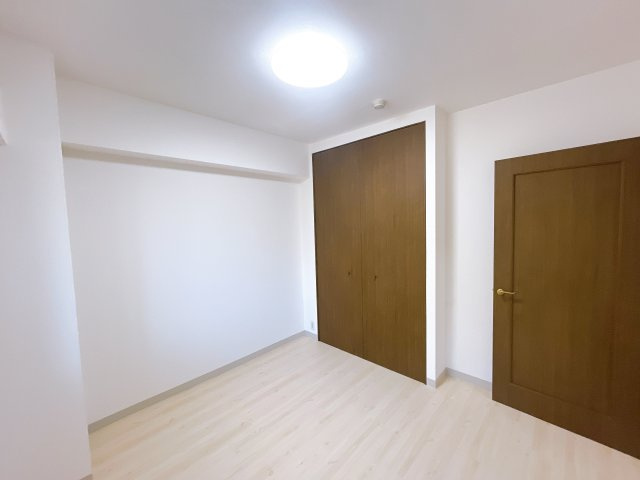 【洋室】　ゆとりを感じる3階建の低層マンションになります。　大切なペットと一緒に生活できます（飼育細則あり）　バルコニーからは自然が眺められ四季を感じられそうです。