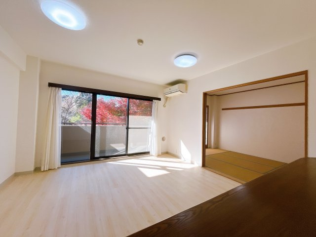 【リビング】　ゆとりを感じる3階建の低層マンションになります。　大切なペットと一緒に生活できます（飼育細則あり）　バルコニーからは自然が眺められ四季を感じられそうです。