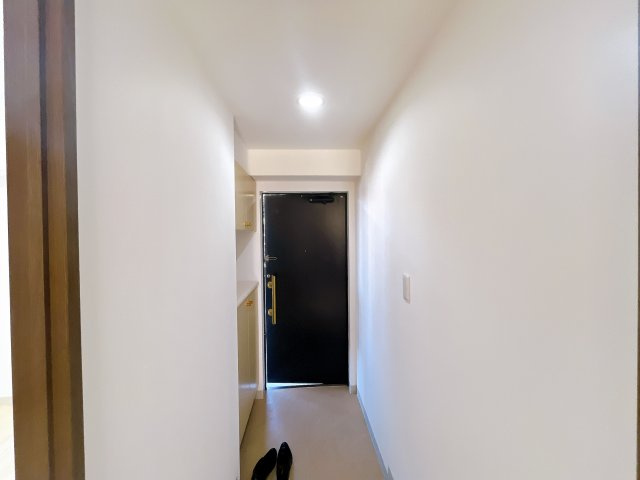 【廊下】　ゆとりを感じる3階建の低層マンションになります。　大切なペットと一緒に生活できます（飼育細則あり）　バルコニーからは自然が眺められ四季を感じられそうです。