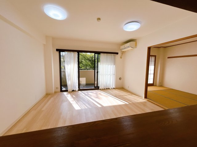 【リビング】　ゆとりを感じる3階建の低層マンションになります。　大切なペットと一緒に生活できます（飼育細則あり）　バルコニーからは自然が眺められ四季を感じられそうです。