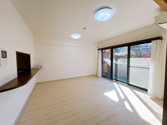 【リビング】　ゆとりを感じる3階建の低層マンションになります。　大切なペットと一緒に生活できます（飼育細則あり）　バルコニーからは自然が眺められ四季を感じられそうです。