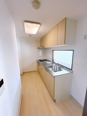 【キッチン】　ゆとりを感じる3階建の低層マンションになります。　大切なペットと一緒に生活できます（飼育細則あり）　バルコニーからは自然が眺められ四季を感じられそうです。