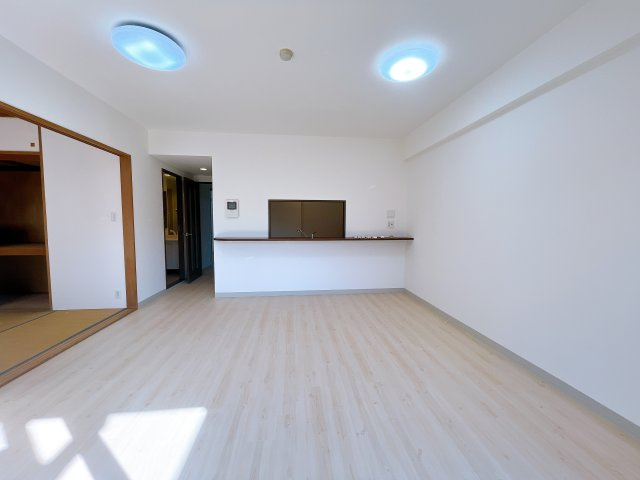 【リビング】　ゆとりを感じる3階建の低層マンションになります。　大切なペットと一緒に生活できます（飼育細則あり）　バルコニーからは自然が眺められ四季を感じられそうです。