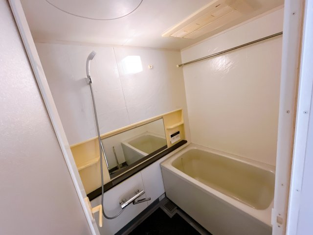 【お風呂】　ゆとりを感じる3階建の低層マンションになります。　大切なペットと一緒に生活できます（飼育細則あり）　バルコニーからは自然が眺められ四季を感じられそうです。