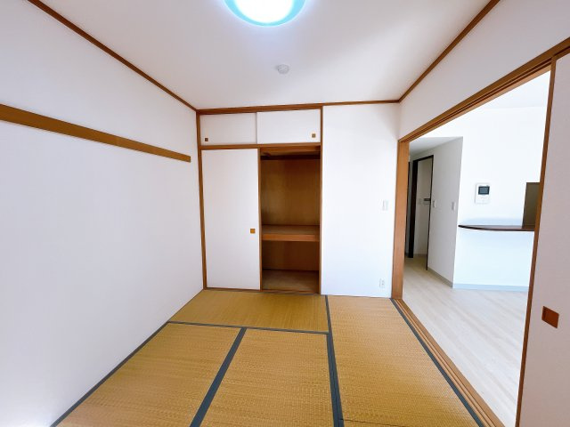 【和室】　ゆとりを感じる3階建の低層マンションになります。　大切なペットと一緒に生活できます（飼育細則あり）　バルコニーからは自然が眺められ四季を感じられそうです。