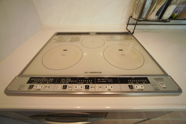 お掃除がラクな3口IH。火力調整も簡単で、毎日の料理がもっとスムーズに!