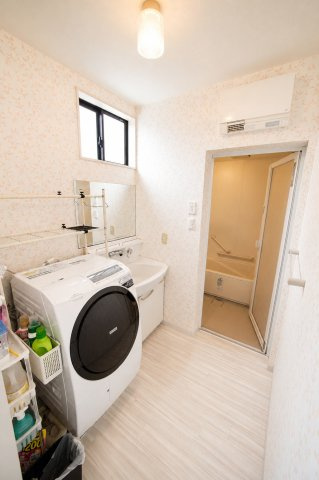 明るい洗面室で朝の支度も軽やかに。大きな窓から入る光が心地よい空間。34