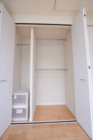 天井高を活かした収納設計。コートやロングドレスも折らずに美しく掛けられます。