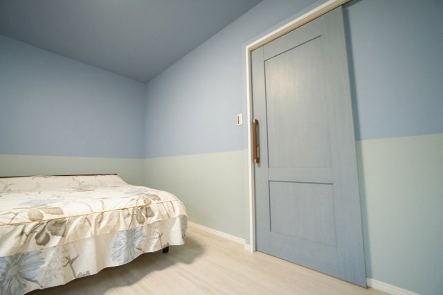指一本で静かに閉まるドア。家族の眠りを妨げない、優しさに配慮した設計。35