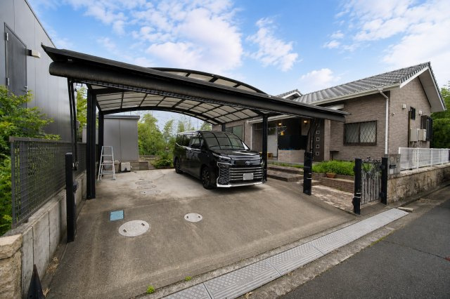 並列2台駐車可能なゆとりのスペース。自転車や趣味の道具も置ける広さです。