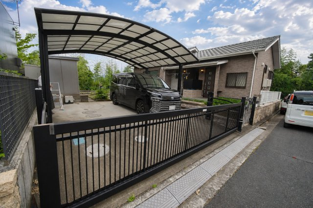 重厚感のある跳ね上げ式の門扉。セキュリティ面でも優れた機能的な駐車場です