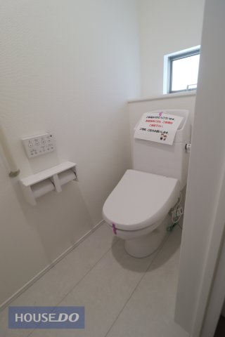 【トイレ】現地完成写真。温水洗浄暖房便座付き。