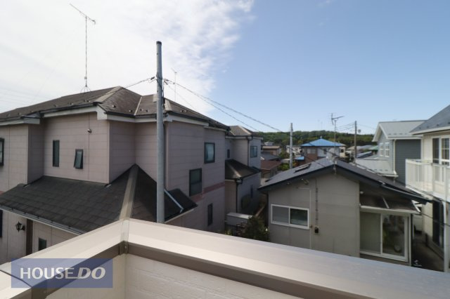 【建物からの眺望】現地完成写真。バルコニーからの景色。十分な間隔が確保されております。