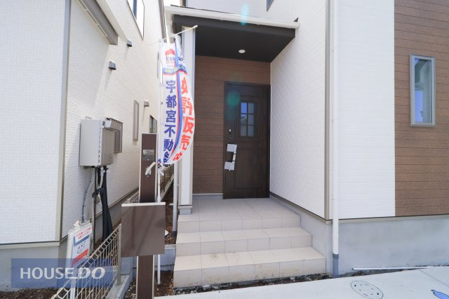 【エントランス】現地完成写真。ゆったりとした玄関。奥行きのあるポーチで雨の日も安心です。