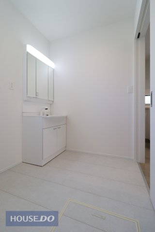 【脱衣所】現地完成写真。洗面脱衣所はゆったりとしたスペースで使いやすいです。