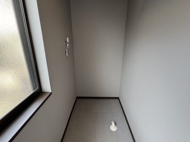 窓から自然光が入る洗濯機置き場は、湿気がこもりにくく清潔に保てるのが魅力です。　シンプルで機能的な造りのため、洗濯動線もスムーズ。　日々の家事を快適にサポートしてくれる、使いやすい家事スペースです。