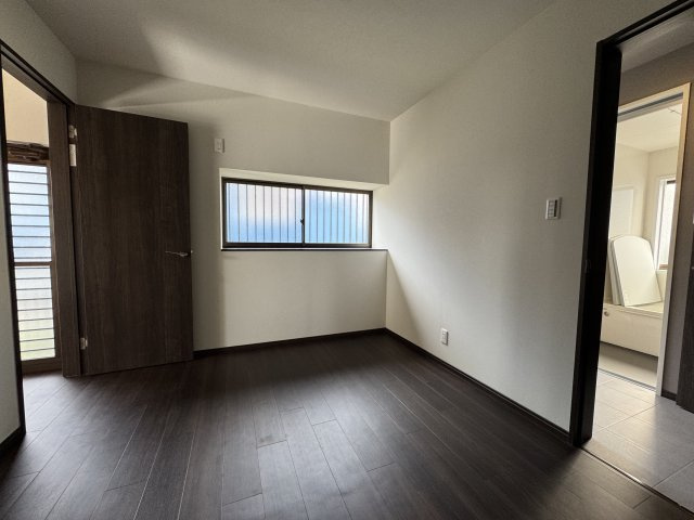 1階の4.5畳洋室は、落ち着いた色合いの床と明るい採光が調和する快適な空間。　浴室や洗面室に隣接しており、来客用や寝室、書斎としても使いやすい配置です。　生活動線の良さが魅力のお部屋です。