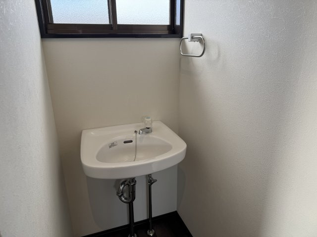 2階にはコンパクトな洗面台を設置しており、朝の身支度や就寝前の歯磨きにも便利なスペースです。　忙しい朝でも家族が同時に使用できるサブ洗面として活躍し、快適な生活動線をサポートします。