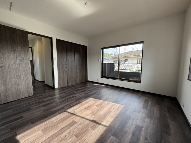 2階の8畳洋室は、バルコニーに面した開放感あふれるお部屋です。　大きな窓からは光がたっぷり入り、心地よい風が通り抜けます。　主寝室としてはもちろん、家族のプライベートルームにもおすすめです。