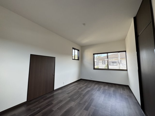 2階の7.5畳の洋室は、2面採光で明るく心地よい空間です。　落ち着いた色合いのフローリングが高級感を演出しています　クローゼット付きで収納力もあり、主寝室や子ども部屋としてもぴったり。