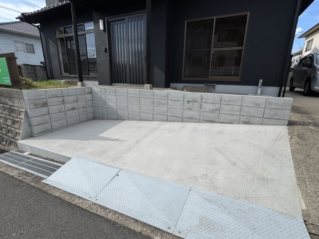 駐車スペースはゆったり3台分を確保。　前面道路も広く、駐車や出し入れもスムーズに行えます。　コンクリート舗装でお手入れも簡単、日々の使い勝手に優れた機能的な駐車スペースです。