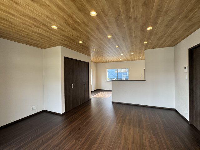 LDKには便利な収納スペースを2か所完備。　日用品や掃除道具、季節のアイテムなどをスッキリと片付けられます。　見た目もスマートで、日常の動線を妨げず、家族みんなが快適に過ごせる機能的なリビングです。