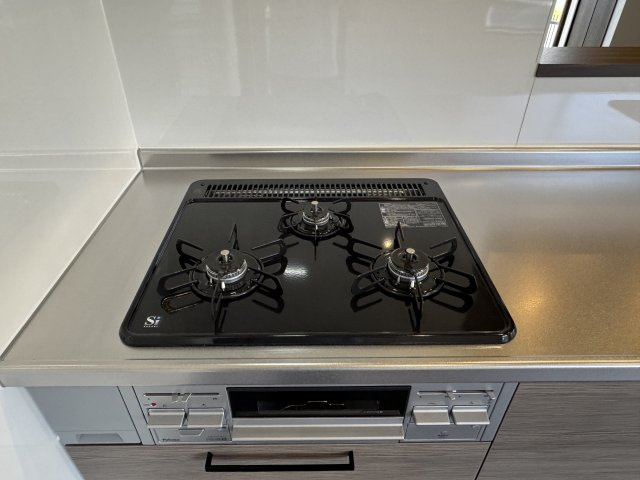 3口タイプのガスコンロは同時調理が可能で、忙しい時間の家事もスムーズにこなせます　お手入れしやすいフラットトップ仕様で、見た目もスタイリッシュ　料理の幅を広げ、家族の食卓を豊かに彩る心強い設備です