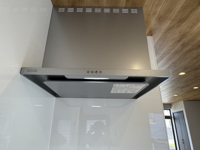 スタイリッシュなデザインのレンジフードは、キッチン全体をすっきりと見せるポイント　煙やにおいをしっかり除去し、快適な調理空間を保ちます　お手入れしやすい設計で、日常使いにも便利な機能的アイテムです