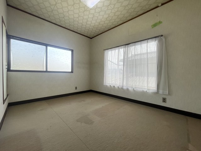 角部屋で明るく、風通しの良さが魅力の洋室です。2面に窓があり、自然光をたっぷり取り入れながら、心地よく過ごせます。カーテンや床材を交換することで、雰囲気が一新します。子ども部屋や寝室などに。