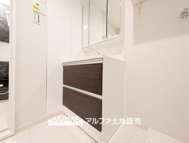【Laundry　space】　◆ランドリースペース◆広々した空間で雨の日でも十分に洗濯物を乾かすことが出来ます。バスルームには浴室換気乾燥機も付いているので重宝しますね。