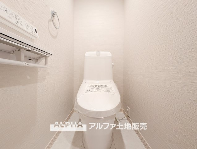 【Warm　water　flush　toilet】　◆温水洗浄便座付きトイレ◆お掃除も楽々。快適に過ごすためには今や欠かせない設備の一つです。壁掛けリモコンで使いやすくいつでも清潔に保てます。