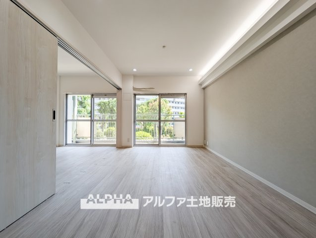 【light　a　living】　◆明るいリビング◆にペイントして君との時間を有意義に過ごしたい。ここでの暮らしは僕たちにとって宝物になる。