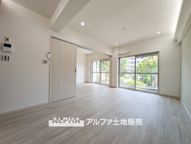 【A　place　that　feels　right】◆自然と人が集まる◆　広がりを感じる住空間と、手触りのある落ち着いた雰囲気。　ここで重ねる毎日が、暮らし方そのものを静かに変えていく。