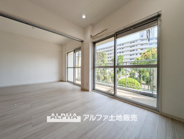 【A　cozy　space】◆余白のある暮らし◆　人を招いても、ひとりで過ごしても心地よい住空間。　温もりを感じるこの場所が、暮らしの輪郭をやさしく描いていく。